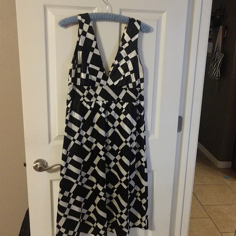 Women's small black & white geometric print dress